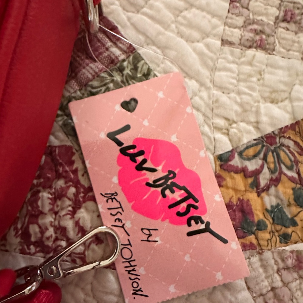 NWT Betsy Johnson Red Heart Quilted Crossbody Bag - Picture 3 of 9